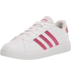 Brand New Women’s Adidas size 6 tennis shoes